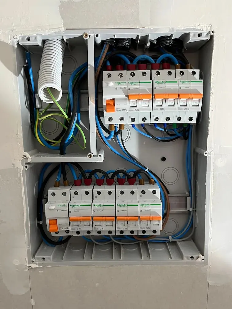 Cuadro eléctrico con dos filas de protecciones y cableado ordenado