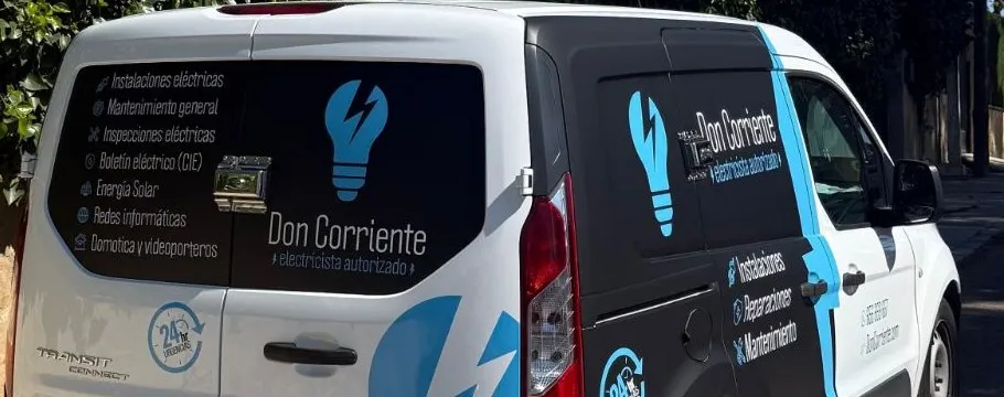 Furgoneta de Don Corriente rotulada con su logotipo de la bombilla y sus servicios