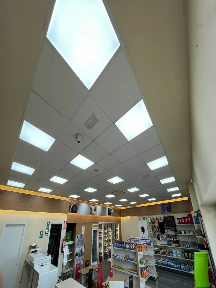Tienda iluminada con paneles LED en el techo