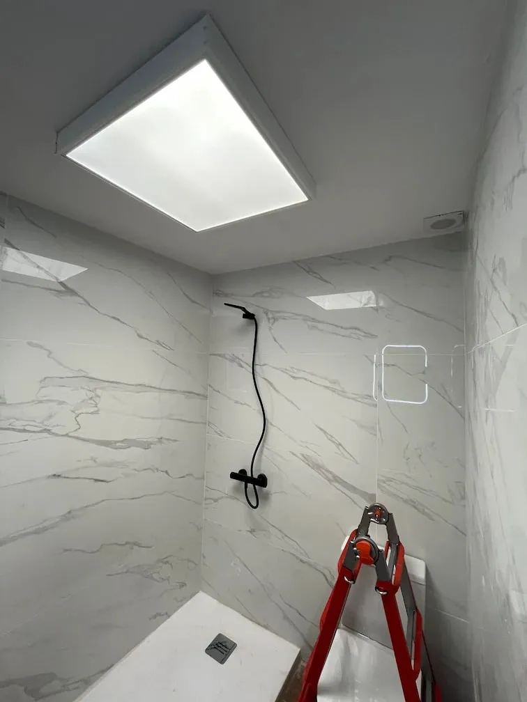 Baño con iluminación LED empotrada en el techo