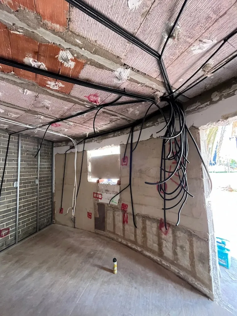 Local en obra con el cableado nuevo pasando por el techo